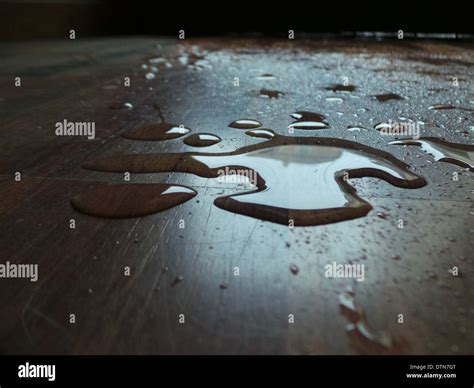 Image d'une flaque d'eau sur un parquet