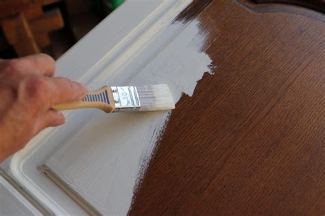 Préparation d'un meuble en stratifié avant peinture
