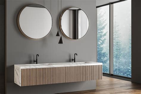 Salle de bain moderne avec des miroirs hexagonaux doubles