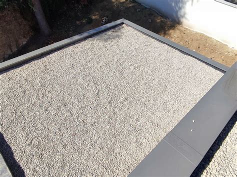 Vue d'une toiture terrasse plate recouverte de gravier