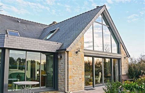 Garage avec une toiture traditionnelle à deux pentes