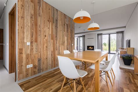 mur intérieur décoré avec des planches de bois de différentes teintes