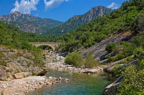 Vue panoramique de la vallée de Cavu avec ses rochers de granit