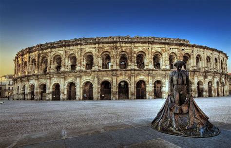 Façade d'un bâtiment historique à Nîmes