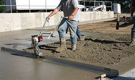 Outils de lissage du béton : règle vibrante et lisseuse