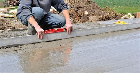 Arrosage d'une dalle béton fraîchement coulée