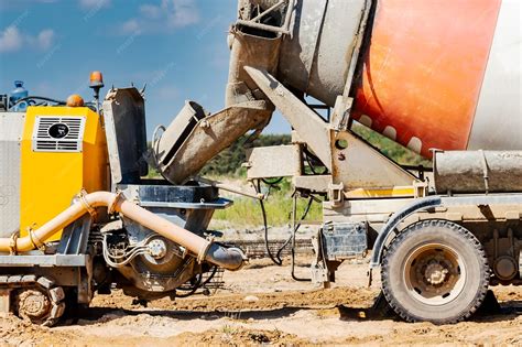 Malaxeur à béton en action sur un chantier