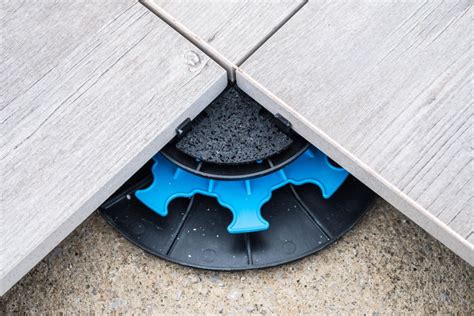 Gomme acoustique Jouplast sur un plot de terrasse