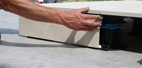 Profilés de finition en aluminium Jouplast clipsés sur une plaque à dalle