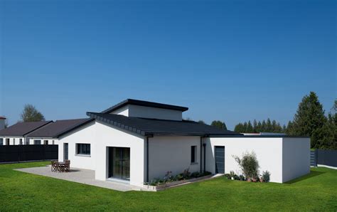 Illustration d'une maison moderne avec un toit à faible pente