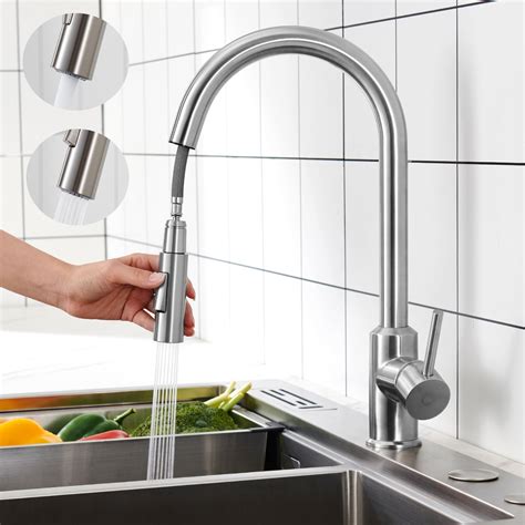Une cuisine moderne avec un évier doté d'un mitigeur à douchette extractible