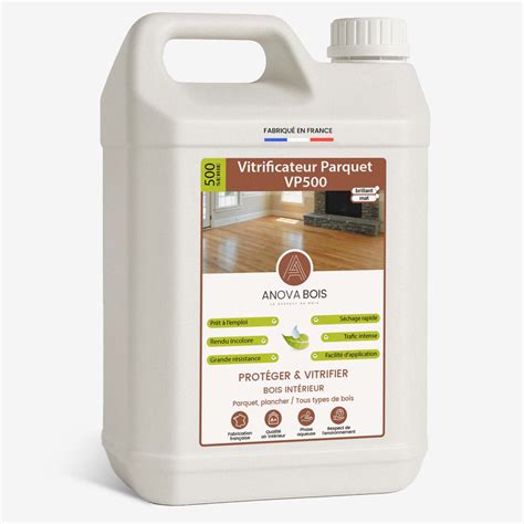 Mélange de deux composants d'un vitrificateur dans un seau