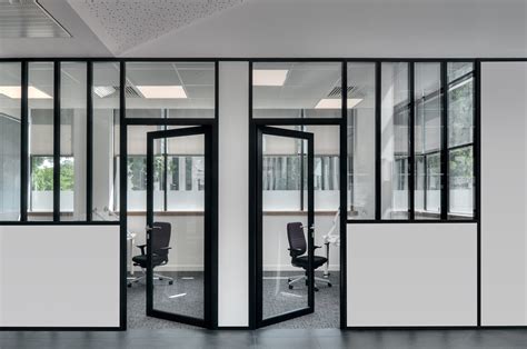 Exemple de cloison toute hauteur hybride avec sections vitrées et pleines