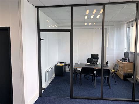 Intérieur de bureau moderne avec cloisons vitrées toute hauteur