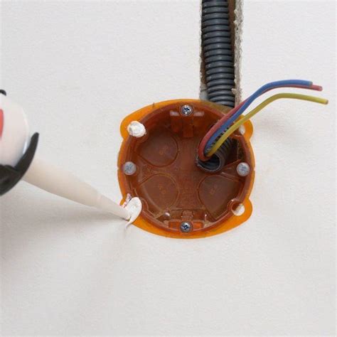 Application de colle multimatériaux pour fixer une boîte électrique