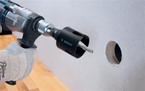 Outils pour l'installation électrique : scie cloche, burin, niveau