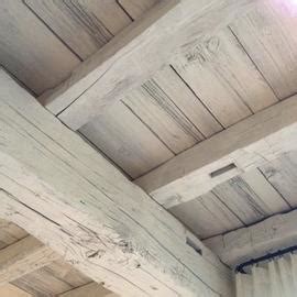 Bois verni avant application de badigeon