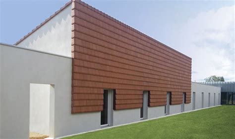Façade avec bardage en tuiles terre cuite