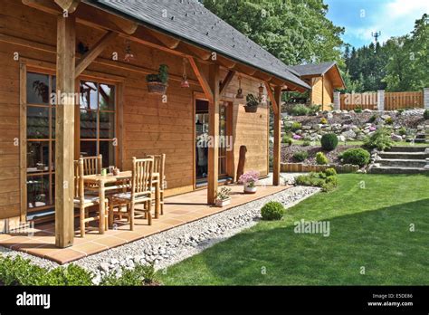 Maison en bois moderne avec jardin