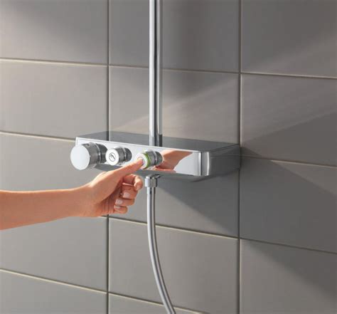 Gros plan sur un mitigeur thermostatique de colonne de douche