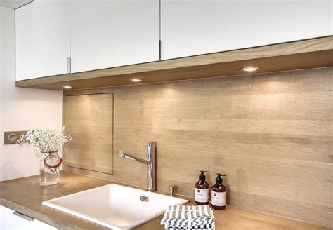 Cuisine moderne avec crédence aspect bois miel