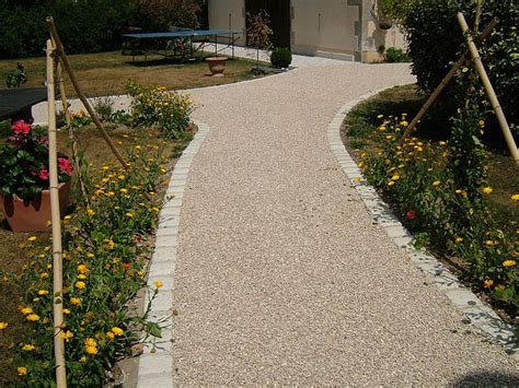 Exemple d'une allée en gravillon projeté avec des bordures