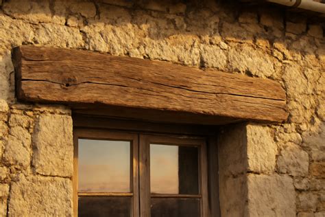 Linteau en bois massif dans une maison ancienne