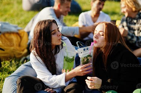 Deux personnes remplissant un pouf avec un entonnoir