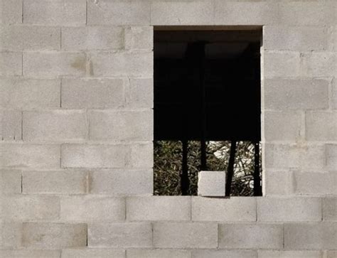 Ouvrir une fenêtre dans un mur en parpaing