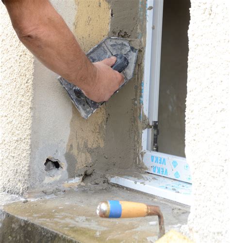 Finition d'une fenêtre avec enduit intérieur