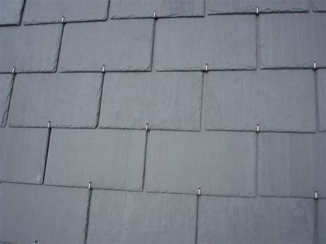 Gros plan sur une toiture en ardoises fibrociment