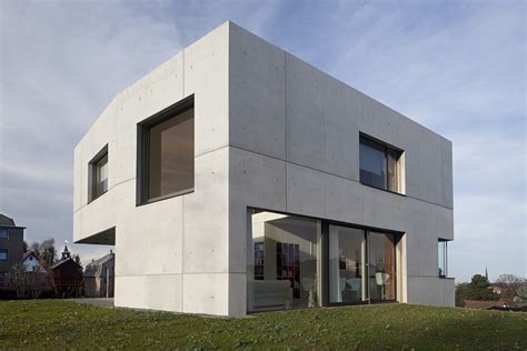 Maison moderne avec façade en béton banché