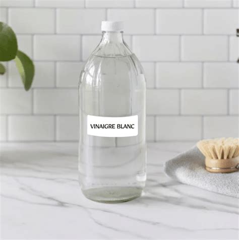 Bouteille de vinaigre blanc et un seau d'eau
