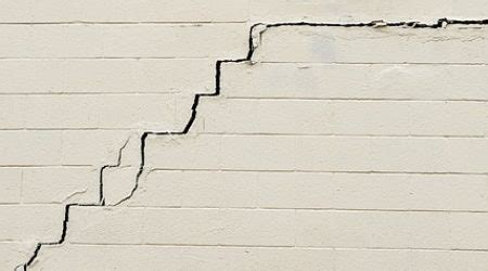 Illustration de fissures en escalier au-dessus d'une ouverture