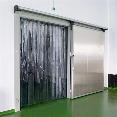 Rideau à lamelles PVC transparent dans une chambre froide