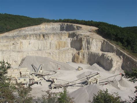 Extraction de pierre calcaire dans une carrière