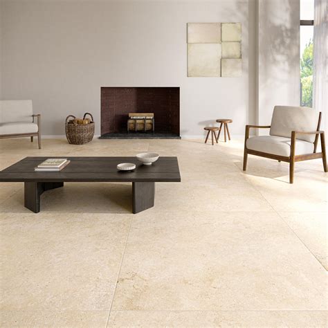 Salon avec sol en carrelage de pierre calcaire