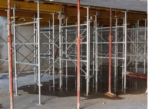 Étaiement et coffrage sur un chantier de construction