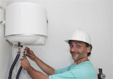 Un plombier remplaçant un chauffe-eau
