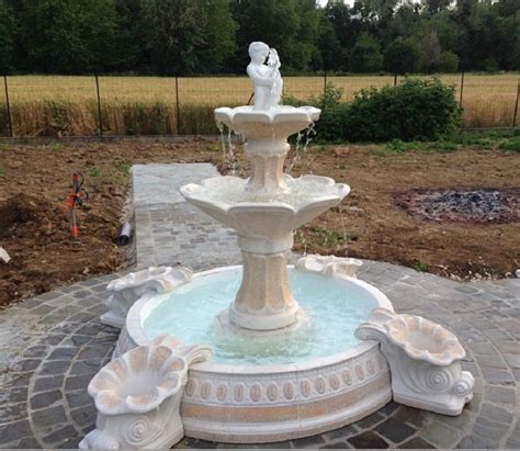 Fontaine de jardin en pierre avec plusieurs vasques