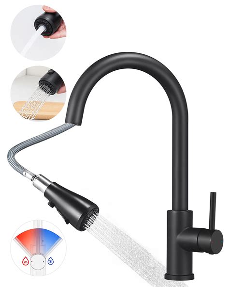 Mitigeur d'évier noir avec douchette extractible en action