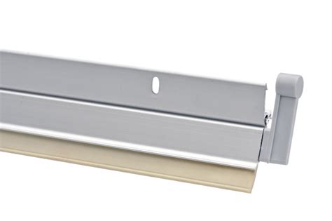 Profil en aluminium d'une plinthe de porte