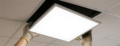 Personne installant une dalle LED au plafond