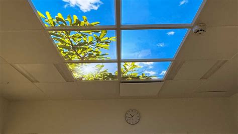 Chambre d'hôpital avec une dalle LED imprimée représentant une scène de nature apaisante