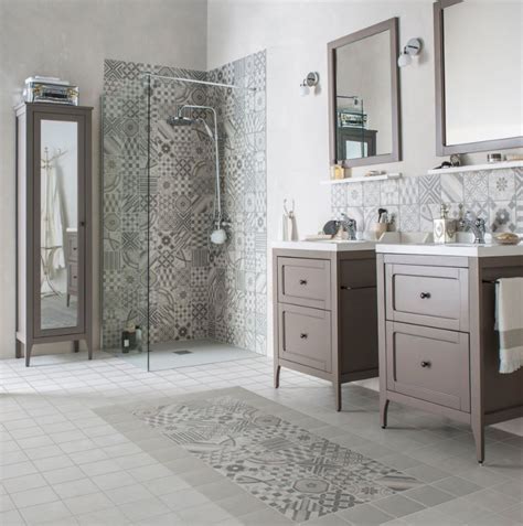 Salle de bain avec un mur de carrelage personnalisé