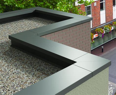 Vue d'une toiture plate avec des couvertines en aluminium installées