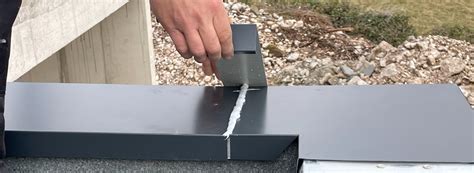 Schéma illustrant le système de pattes de fixation pour couvertines en aluminium