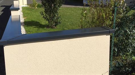 Détail d'un angle de couvertine en aluminium avec les différentes couches d'étanchéité