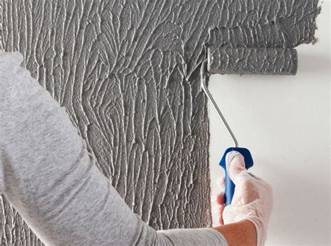 Application de vernis de protection sur un enduit effet béton