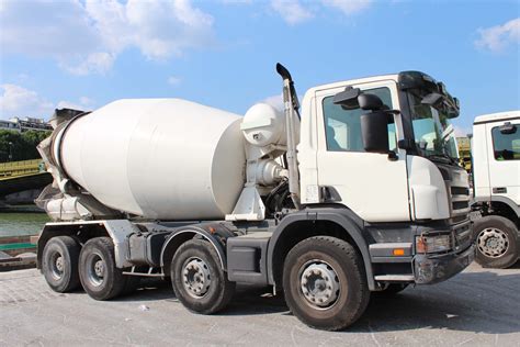 Camion toupie déversant du béton sur un chantier